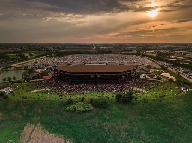 hollywood-casino-amphitheater-at-tinley-park-1.jpg