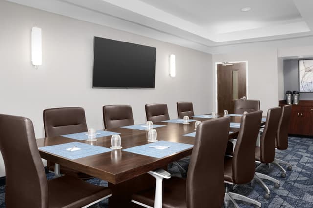 cy-mcoce-boardroom-22075_Classic-Hor (1).jpg