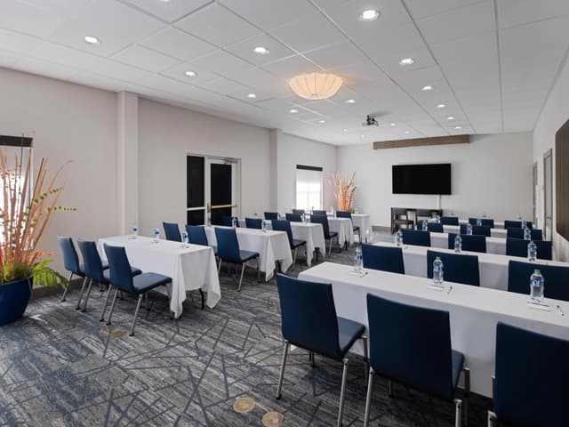 holiday-inn-express-and-suites-lakeland-8930882836-4x3.jpg