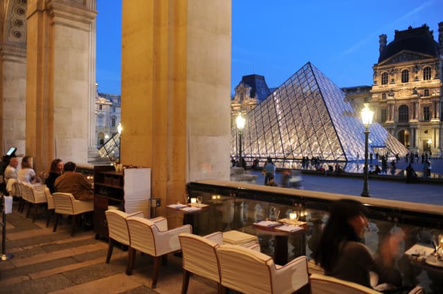 Cafe Marly_Nuit_Pyramide.jpg