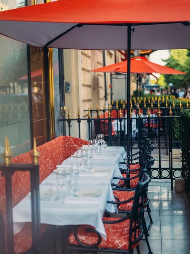 plaza-athenee-le-relais-plaza-terrasse-portrait.jpg