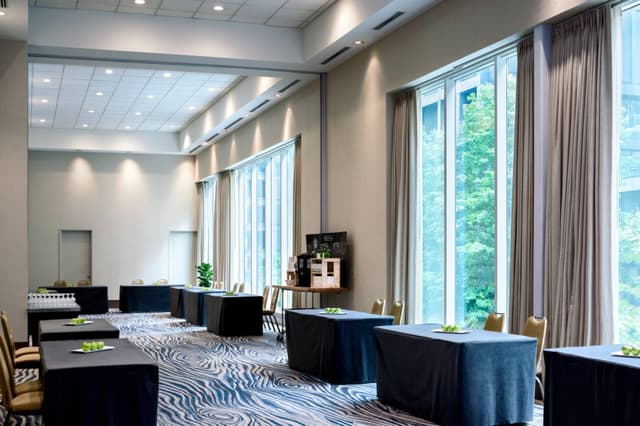 yvrdt-salon-2116-hor-clsc.jpg