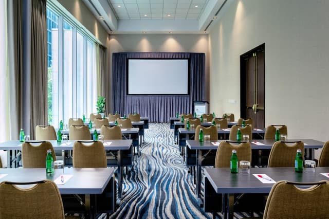yvrdt-salon-7188-hor-clsc.jpg