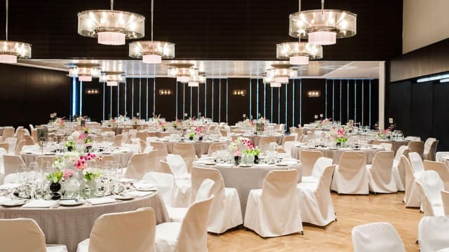 Grand-Hyatt-Berlin-P528-Banquet-Table-Arrangement.jpg