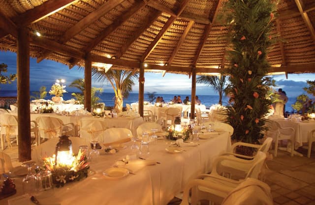 castaway-island-fiji-dining-wedding.jpg