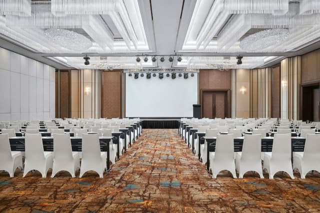 si-hphsi-ballroom-classroom-24519_Classic-Hor.jpg