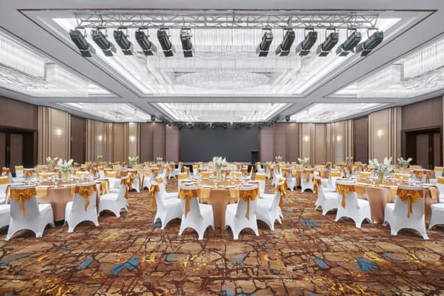si-hphsi-ballroom-banquet-42236_Classic-Hor (1).jpg