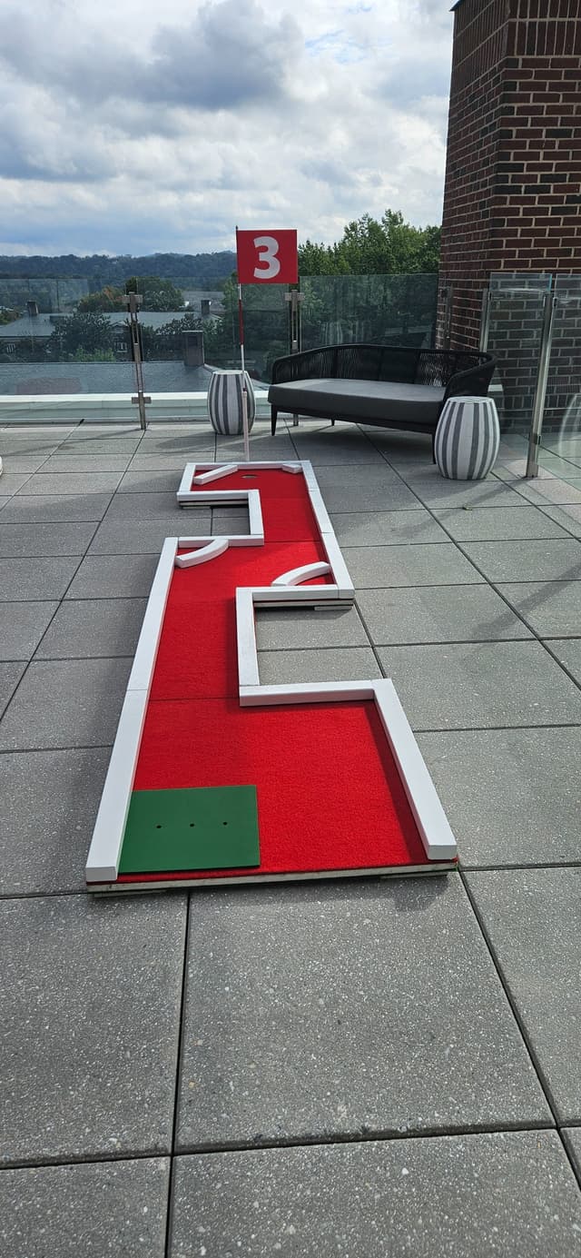 The Highlander Hotel Rooftop Putt Putt - 0