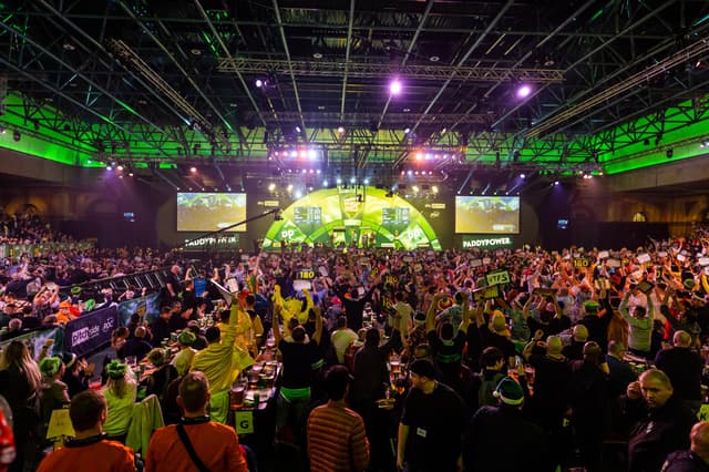 R6LW6175AllyPally-DartsFinal2023-LloydWinters.jpg