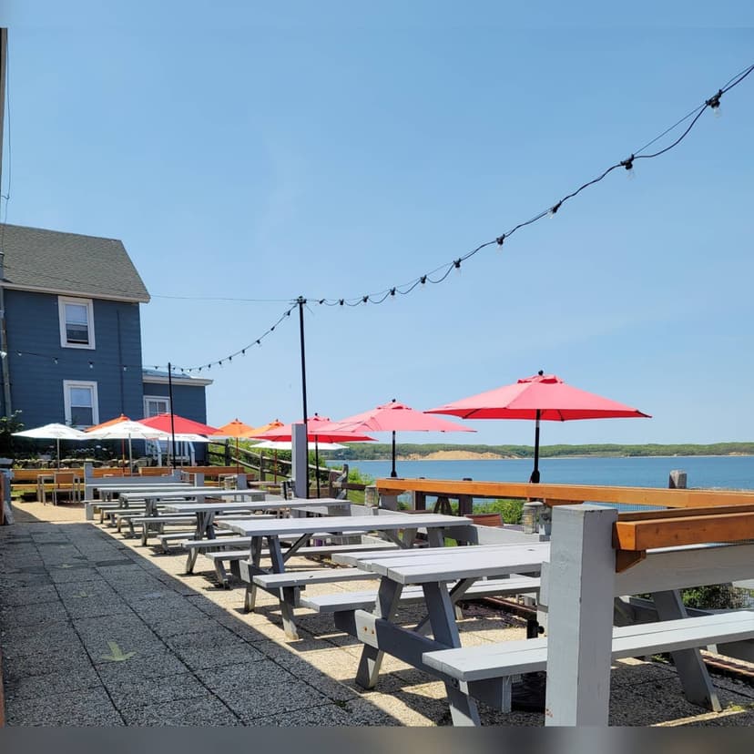 9 Best Montauk Bars to Party for the Summer