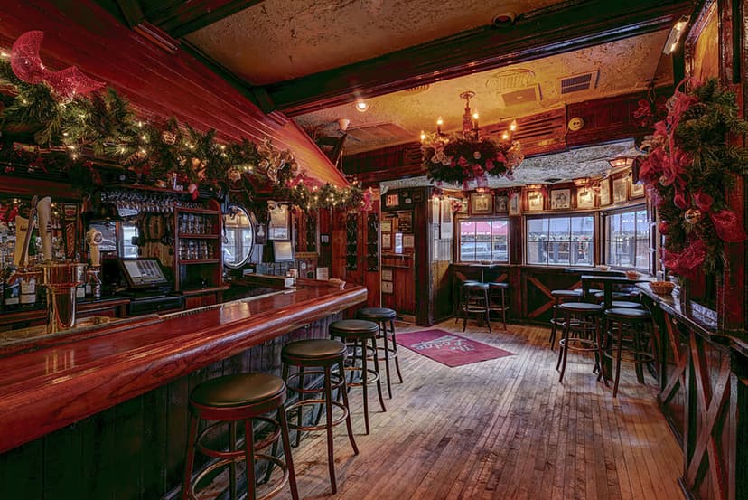 6 Chicago Festive Bars And Restaurants That Go ALL-OUT With Holiday Decor